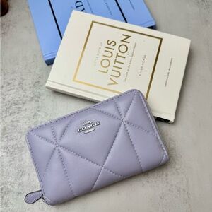 NWT Coach outlet  Medium Id Zip Wallet With Puffy Diamond Quilting CJ570